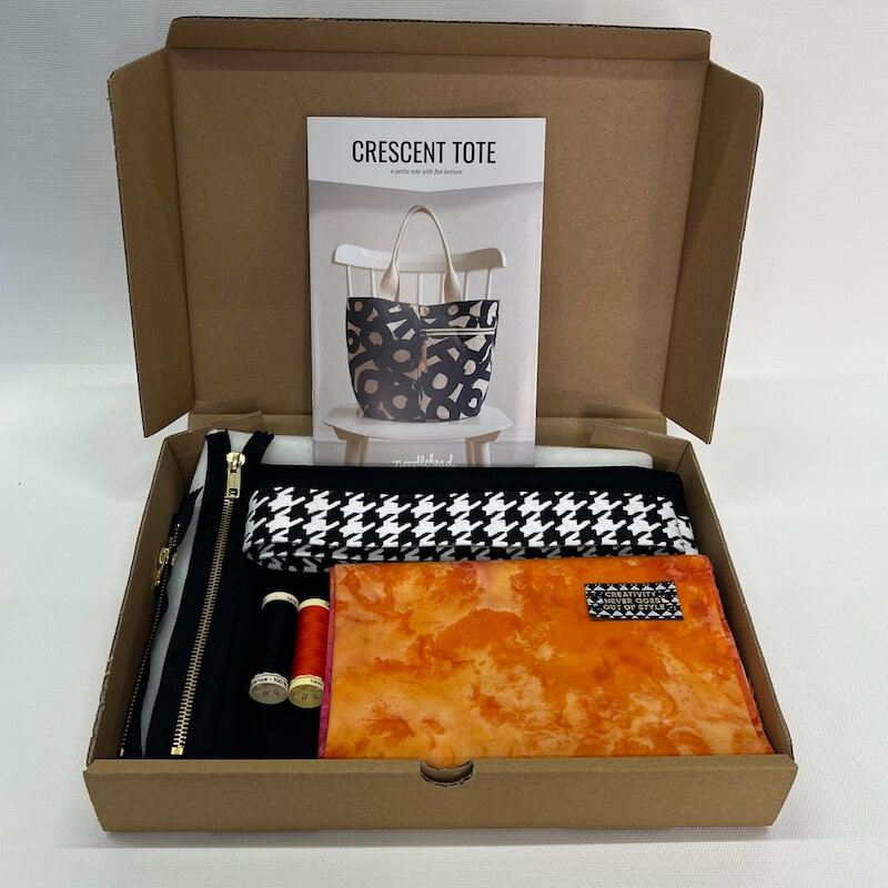 PRE ORDER Noodlehead Crescent Tote Bag Kit Houndstooth/Black Cotton